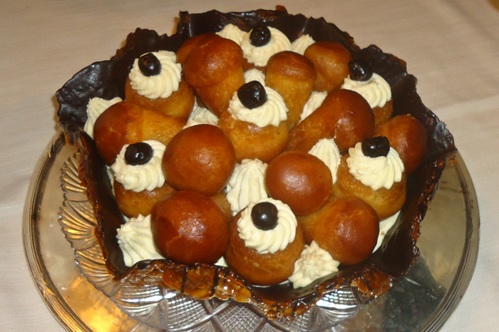 Cestino di croccante con babà e crema chantilly